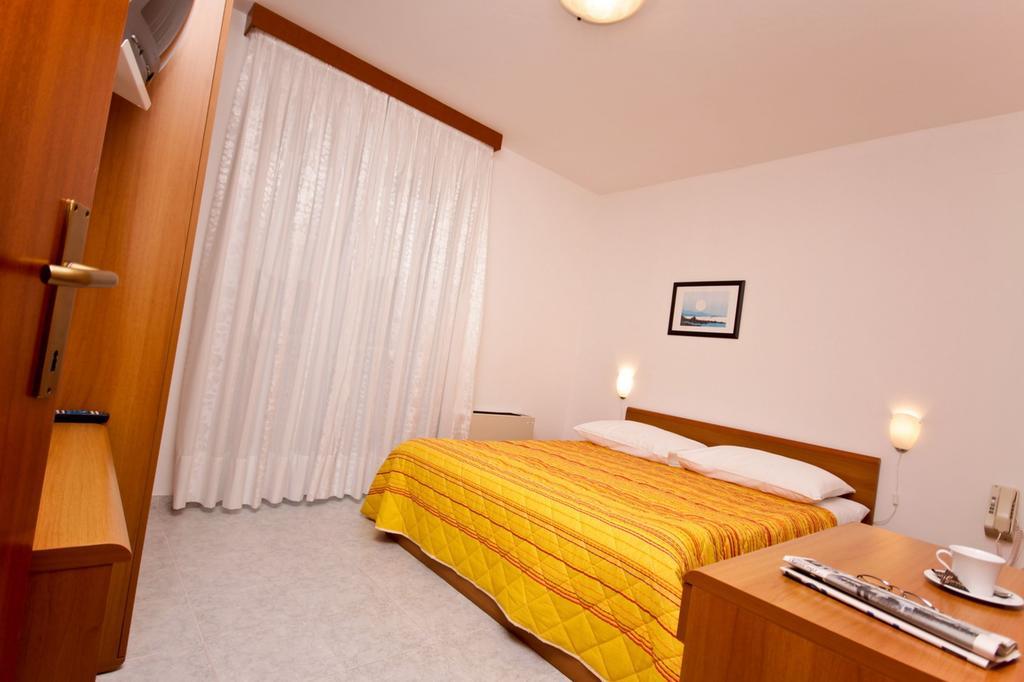 Hotel Carmen Krnica Exteriör bild